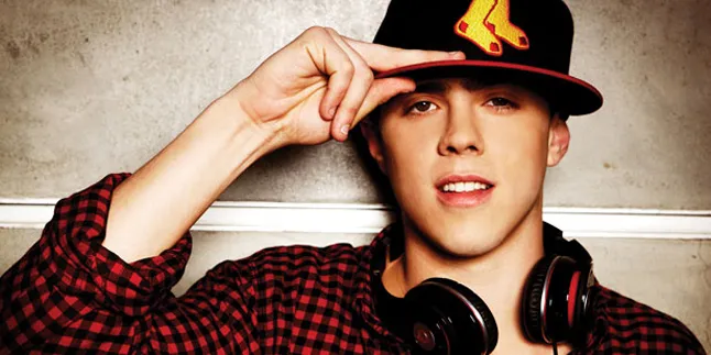 Rapper Sammy Adams Pingsan Di Atas Panggung