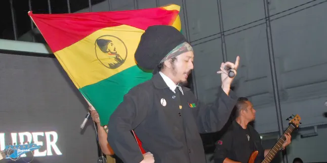 Ras Muhamad Butuh Waktu 5 Jam Untuk Keringkan Rambut Gimbalnya