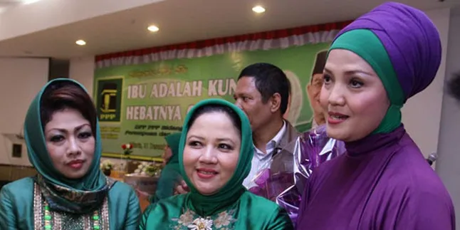 Ratih Sang Dihadiahi Bunga di Hari Ibu Ratih Sang Dihadiahi Bunga di Hari Ibu