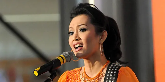 Ratna Listy Masih Sering Jadi 'Wanita Malam' Ratna Listy Masih Sering Jadi 'Wanita Malam'