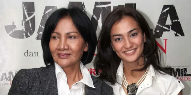 Ratna Sarumpaet – Atiqah Hasiholan Buka Posko Kesehatan