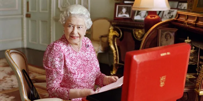 Ratu Elizabeth Butuh Admin Twitter Dengan Bayaran Setengah Miliar