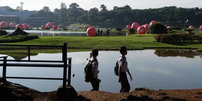 Ratusan Bola Merah Raksasa Penuhi Kepulauan Indonesia di TMII, Ada Apa Ya?