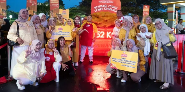 Ratusan Kilogram Tempe Goreng Diserbu Warga Surabaya