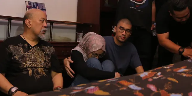 Rawat Nita Sepenuh Hati, Indro Warkop Tebus Pengabdian Istri Selama 37 Tahun Menikah Rawat Nita Sepenuh Hati, Indro Warkop Tebus Pengabdian Istri Selama 37 Tahun Menikah