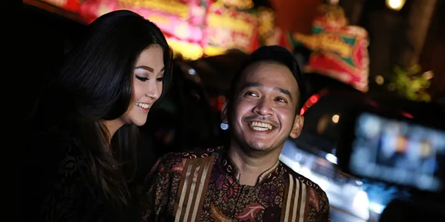 Rayakan 2 Tahun Pernikahan, Ruben & Sarwendah Pesta Kecil-Kecilan Rayakan 2 Tahun Pernikahan, Ruben & Sarwendah Pesta Kecil-Kecilan