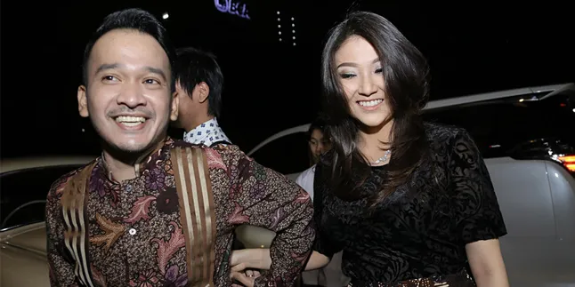 Rayakan 2 Tahun Pernikahan, Ruben Onsu Beri Video Ini Buat Wenda Rayakan 2 Tahun Pernikahan, Ruben Onsu Beri Video Ini Buat Wenda