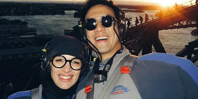 Rayakan Anniversary ke-8, Daniel Mananta Posting Foto Romantis Bareng Istri