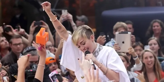 Rayakan Kemerdekaan Amerika, Miley Cyrus Tampil All Out
