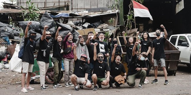 Celebrate Indonesian Independence, Bisma Rocket Rockers Cleans Up Bandung City from Plastic Waste