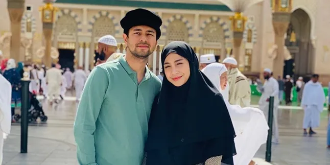 Rayakan Ulang Tahun di Depan Ka'bah, Raffi Ahmad Cium Istri dan Hajar Aswad