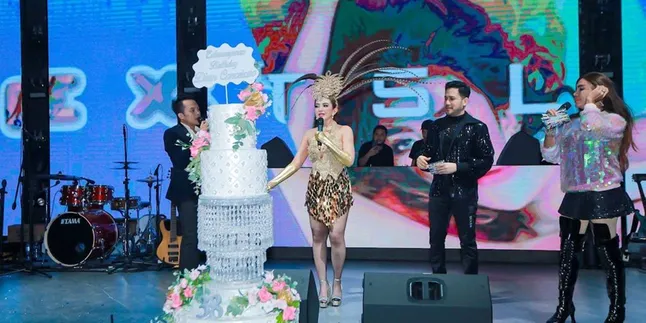 Rayakan Ulang Tahun, Dian Conceicao Gelar Pesta Berkonsep Cabaret Show