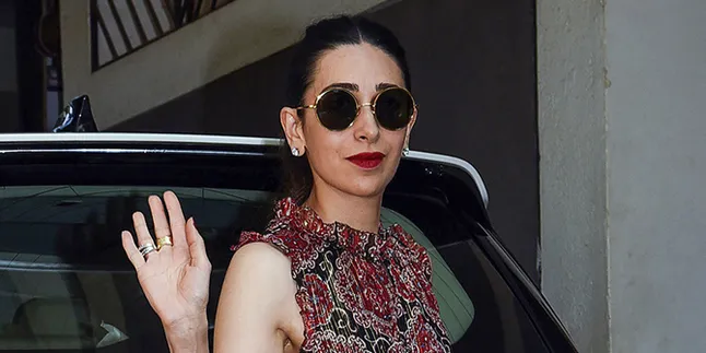 Rayakan Ulang Tahun ke-45, Karisma Kapoor Tampil Hot Pamer Bikini Body
