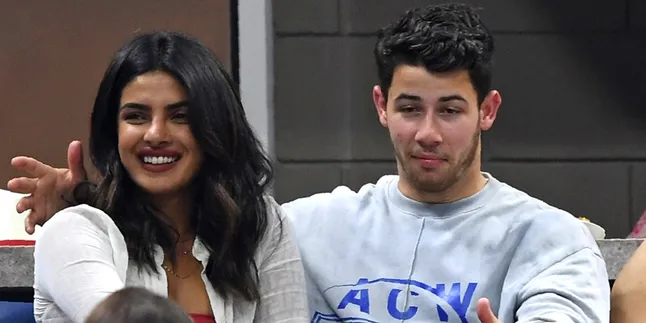 Nick Jonas Rayakan Ulang Tahun Dengan Kumis Baru dan Pertandingan Baseball Nick Jonas Rayakan Ulang Tahun Dengan Kumis Baru dan Pertandingan Baseball