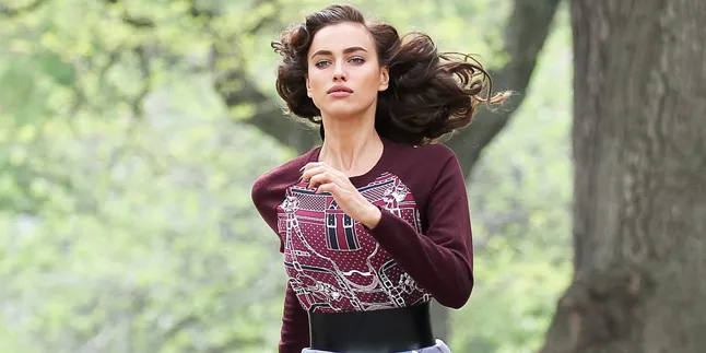 Rayakan Ultah Bradley Cooper, Irina Shayk Sembunyikan Perutnya Rayakan Ultah Bradley Cooper, Irina Shayk Sembunyikan Perutnya