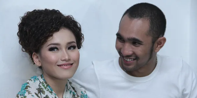 Rayu Ayu Ting Ting, Enji Keluarkan Uang Dollar Rayu Ayu Ting Ting, Enji Keluarkan Uang Dollar