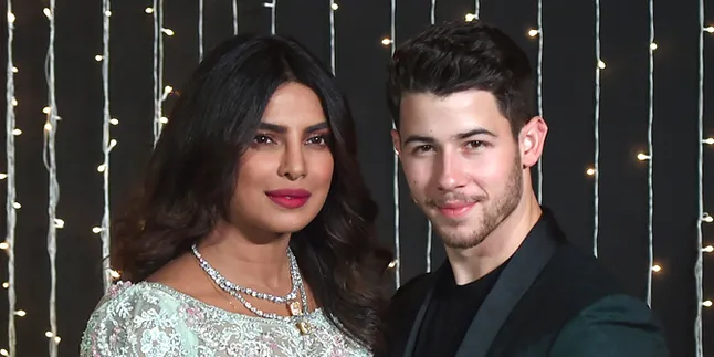 Reaksi Priyanka Chopra Ketika Pertama Kali Coba Gaun Pengantinnya, Priceless! Reaksi Priyanka Chopra Ketika Pertama Kali Coba Gaun Pengantinnya, Priceless!