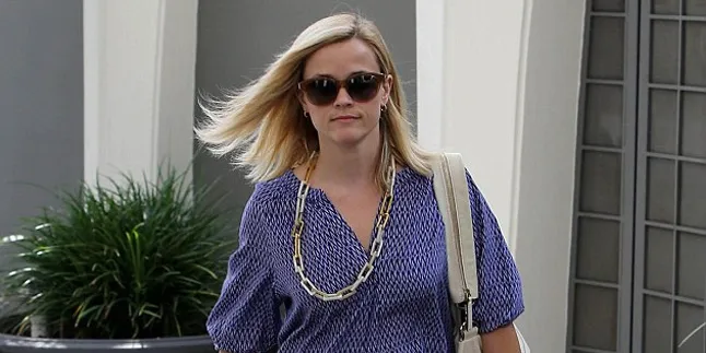 Reese Witherspoon Muncul Dengan Luka Memar di Kaki
