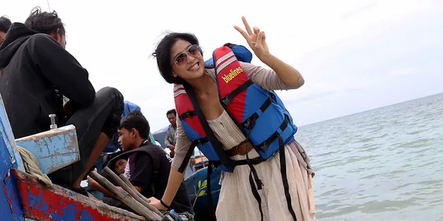 Refreshing, Olivia Zalianty Pilih Pulau Belitung Untuk Liburan