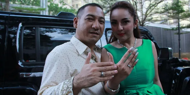 Regina Bandingkan Farhat Abbas Dengan Suami Baru di Atas Ranjang Regina Bandingkan Farhat Abbas Dengan Suami Baru di Atas Ranjang