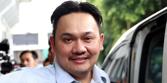 Regina Dinikahi Krisna, Farhat Abbas: Saya Harusnya Pesta! Regina Dinikahi Krisna, Farhat Abbas: Saya Harusnya Pesta!