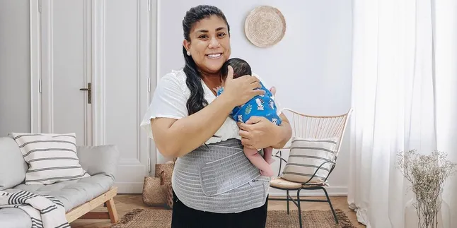 Regina Ivanova Bahagia Pertama Kali Merayakan Natal Bersama Suami dan Anak Tercinta Regina Ivanova Bahagia Pertama Kali Merayakan Natal Bersama Suami dan Anak Tercinta