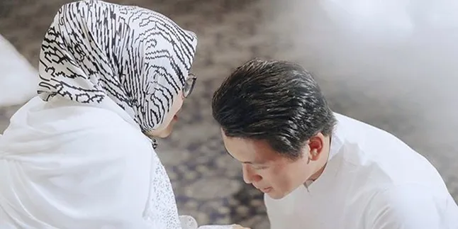 Reino Barack Sungkem Dapat Restu Ibu Syahrini di Pengajian Sebelum Nikah Reino Barack Sungkem Dapat Restu Ibu Syahrini di Pengajian Sebelum Nikah