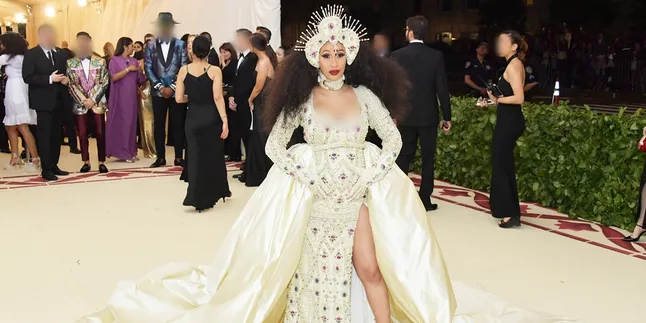 Replika Gaun MET Gala Cardi B Yang Satu Ini Gemesin Banget!