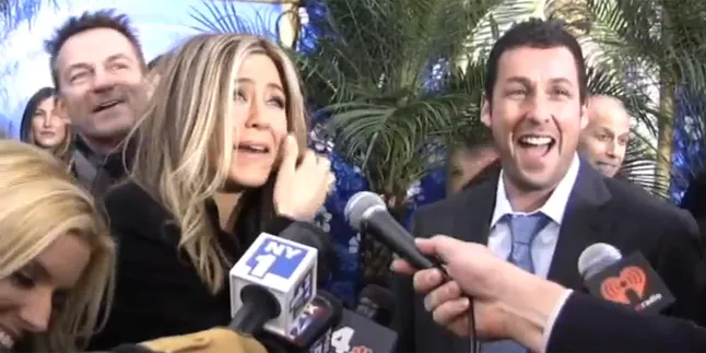 Reporter 'Raksasa' Bikin Jennifer Aniston & Adam Sandler Shock Reporter 'Raksasa' Bikin Jennifer Aniston & Adam Sandler Shock