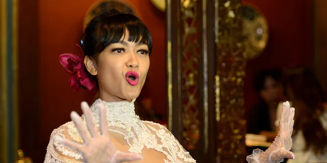 Resepsi, Julia Perez Ketahuan 'Curi' Sesuatu Dari Nagita Slavina Resepsi, Julia Perez Ketahuan 'Curi' Sesuatu Dari Nagita Slavina