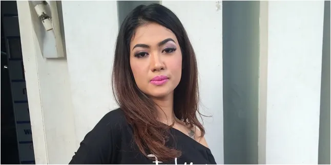 Resmi Cerai dan Puasa Tanpa Suami, Ngapain Aja Della Perez? Resmi Cerai dan Puasa Tanpa Suami, Ngapain Aja Della Perez?