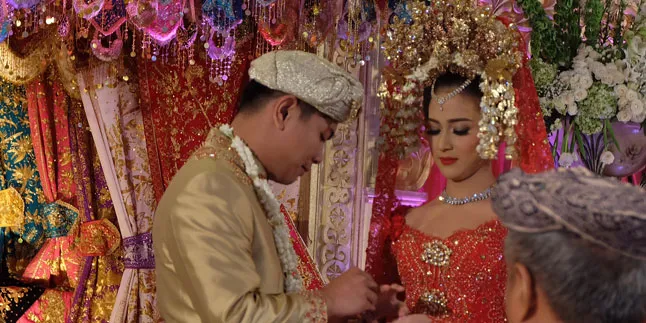 Resmi Dipinang Chandra Tauphan, Nina Zatulini Sempat Menangis Resmi Dipinang Chandra Tauphan, Nina Zatulini Sempat Menangis