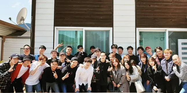 Resmi Jalani Wamil, Xiumin EXO Diantar Member Lain dan Para Staf Resmi Jalani Wamil, Xiumin EXO Diantar Member Lain dan Para Staf