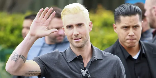 Resmi Menikah, Kok Adam Levine Malah Menangis?