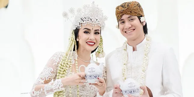 Resmi Nikahi Vicy Melanie, Kevin Aprilio Pamer Foto Bulan Madu di Atas Ranjang Resmi Nikahi Vicy Melanie, Kevin Aprilio Pamer Foto Bulan Madu di Atas Ranjang