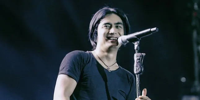 Resmi Nyaleg dari Cirebon, Charly Van Houten Minta Doa Restu Resmi Nyaleg dari Cirebon, Charly Van Houten Minta Doa Restu