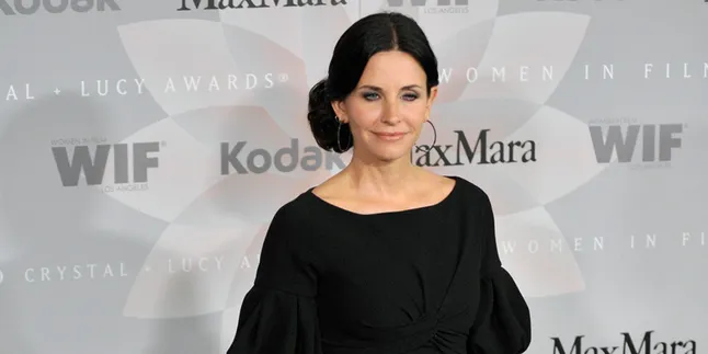 Resmi Tunangan, Courteney Cox Dapat Cincin Super Besar