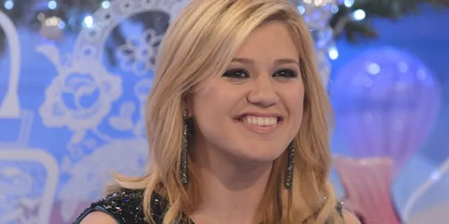 Resmi Tunangan, Kelly Clarkson Bukan Lagi Lesbian! Resmi Tunangan, Kelly Clarkson Bukan Lagi Lesbian!