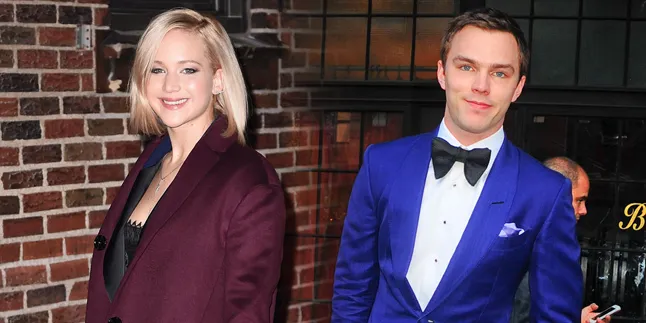Reuni Mantan, J-Law & Nicholas Hoult Ketemuan di Golden Globe Reuni Mantan, J-Law & Nicholas Hoult Ketemuan di Golden Globe