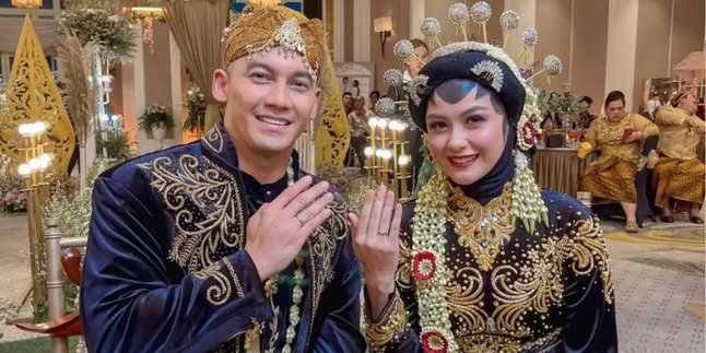 Revalina S Temat Shows Off Wedding Ring and Siraman Ceremony, 'Don't Get Divorced, Mom'