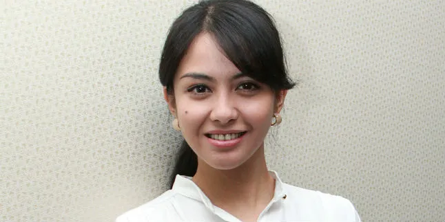 Revalina S. Temat Ternyata Mahir Membaca Masa Depan