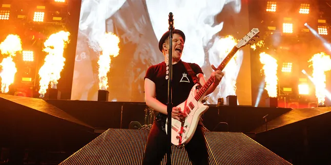 [Review] Fall Out Boy Hadapi Ular Berbisa di 'Just One Yesterday'