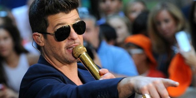 [Review] Robin Thicke, Sexy Sporty di 'Give It 2 U'