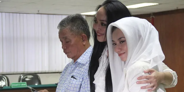 Reza Artamevia Hadir Untuk Kuatkan Angelina Sondakh