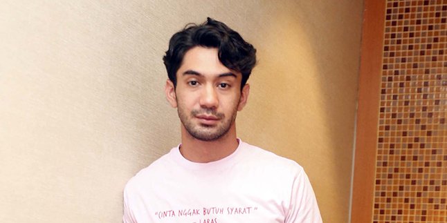 Reza Rahadian Reads a Touching Long Letter from a 40-Year-Old Fan