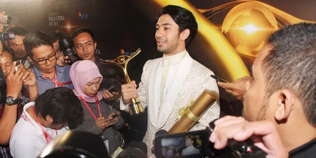 Reza Rahardian Persembahkan Piala Citra Untuk Mendiang Oma