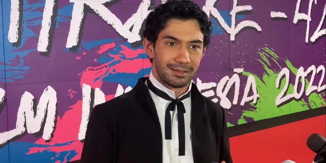 Reza Rahardian dan Garin Nugroho Sambut Tamu Undangan yang Hadir di Acara Festival Film Indonesia 2022