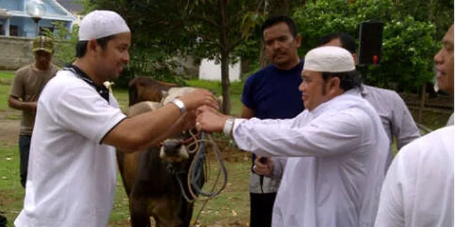 Rhoma Irama dan Artis PAMMI Potong Qurban di Kampoeng Artis