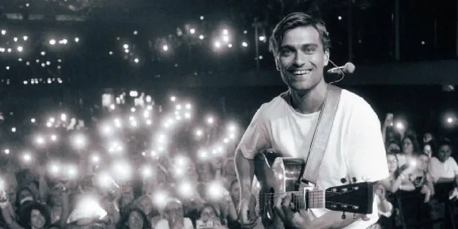 Rhys Lewis Rilis Single yang Berjudul CHRISTMAS EVE