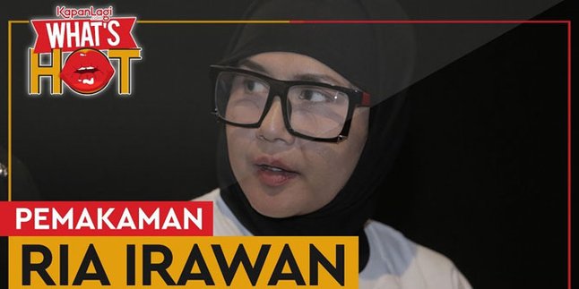 Ria Irawan Buried, Her Sister Cries in Grief